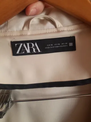 Chubasquero Zara Beige Tallaje de Zara XL.