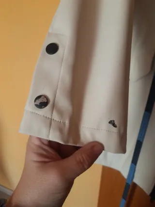 Chubasquero Zara Beige Tallaje de Zara XL.