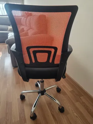 Silla de oficina ergonómica naranja y negra