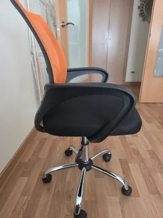 Silla de oficina ergonómica naranja y negra