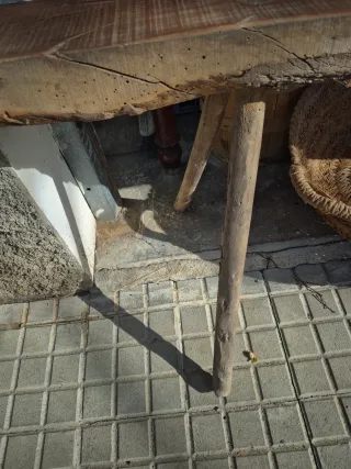 Banco de almendro rústico