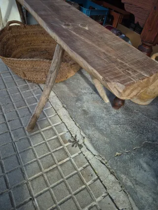 Banco de almendro rústico