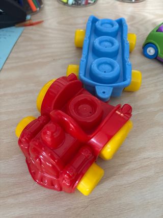 Lote de juguetes caracol y coches.