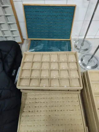 Lote expositores beige, rafia y verde nuevos/usado