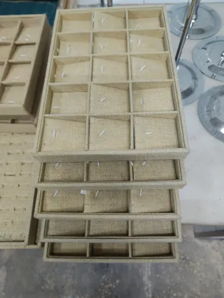 Lote expositores beige, rafia y verde nuevos/usado