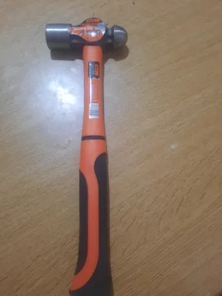 Martello con manico arancione