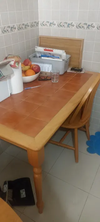 Mesa de cocina y 2 sillas de madera