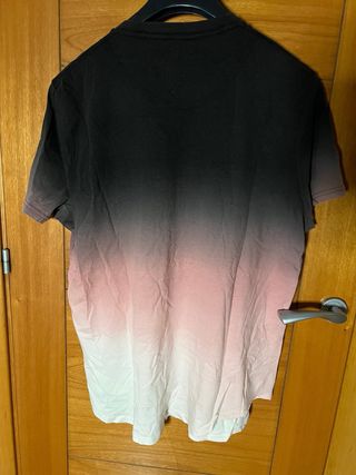 Camiseta Hollister Degradado Negro/Rosa