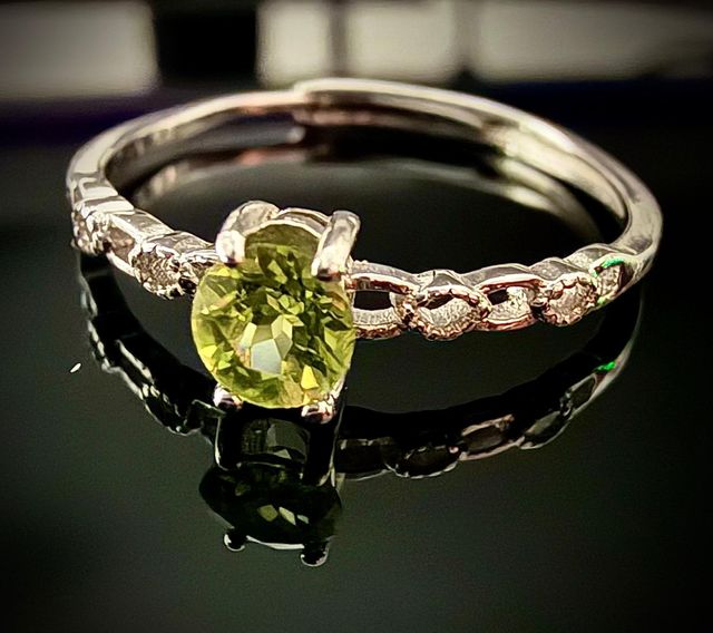 Anillo de Peridoto Bañado en Plata