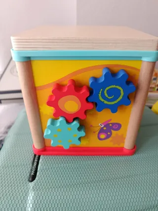 Cubo de actividades de madera