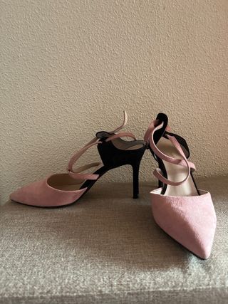 Zapatos de tacón negros y rosas