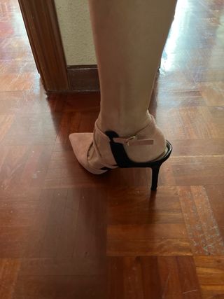 Zapatos de tacón negros y rosas