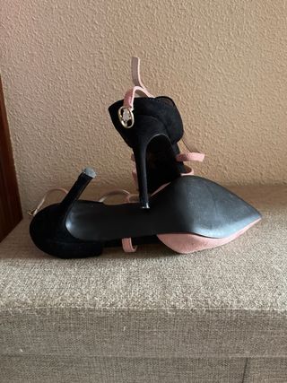 Zapatos de tacón negros y rosas