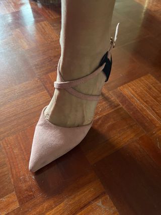 Zapatos de tacón negros y rosas