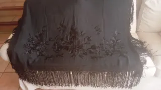 Chal o mantón antiguo bordado