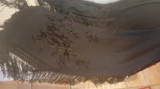 Chal o mantón antiguo bordado