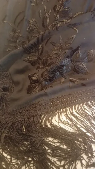 Chal o mantón antiguo bordado