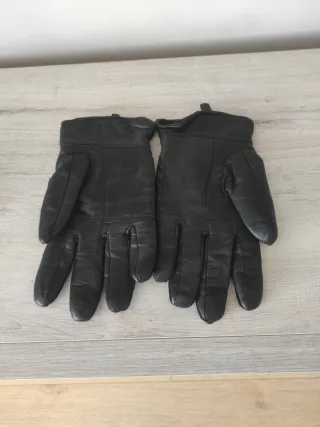 Guantes de piel negros
