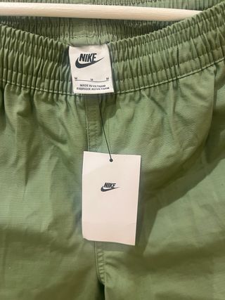 Pantalón Nike Verde Talla M Nuevo, sin estrenar.