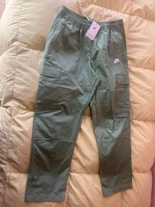 Pantalón Nike Verde Talla M Nuevo, sin estrenar.