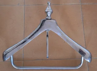 Galán de pared metálico plateado