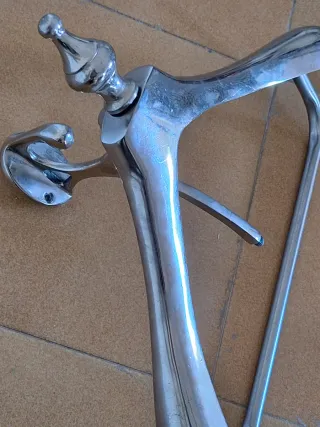 Galán de pared metálico plateado