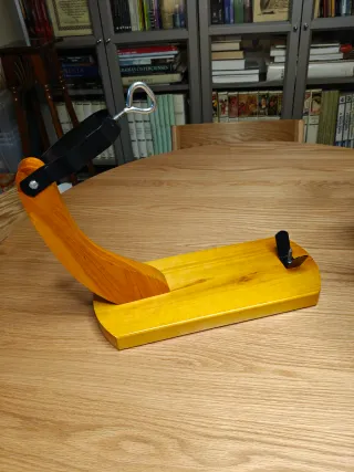 Jamonero de madera y metal