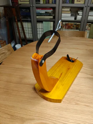 Jamonero de madera y metal