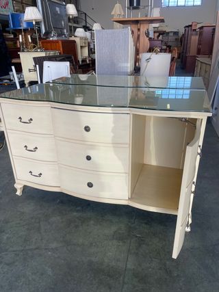Aparador crema con tapa de cristal