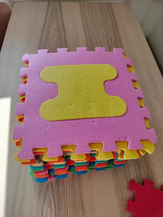 Alfombra puzzle letras. Hay 26 piezas fatal la L