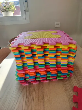 Alfombra puzzle letras. Hay 26 piezas fatal la L