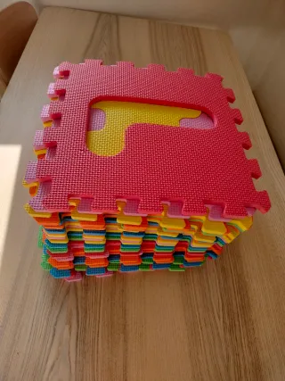 Alfombra puzzle letras. Hay 26 piezas fatal la L