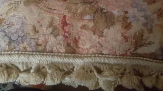 Cojín antiguo Petit Point.