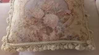 Cojín antiguo Petit Point.