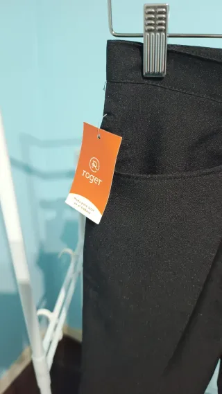 Pantalon negro con etiqueta XS