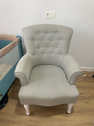 Sillón orejero gris y blanco
