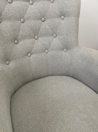 Sillón orejero gris y blanco