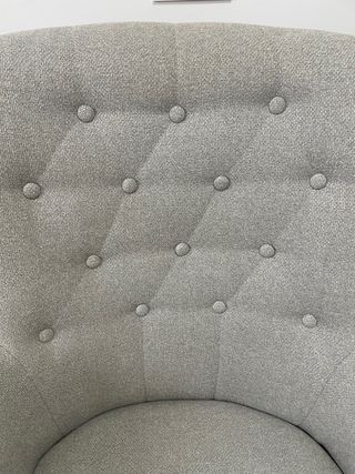 Sillón orejero gris y blanco