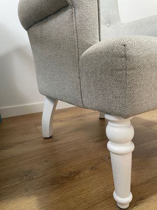 Sillón orejero gris y blanco