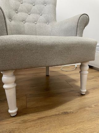 Sillón orejero gris y blanco