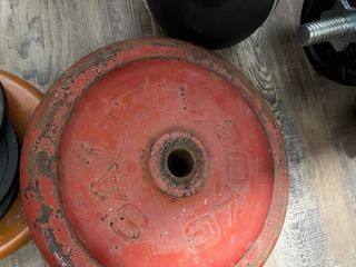 Banco de pesas con barra y discos