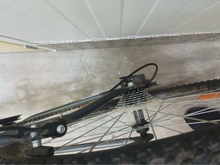 Bicicleta de montaña gris y naranja