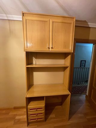 Escritorio de madera con cajones