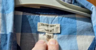 Camisa cuadros azul y camiseta blanca