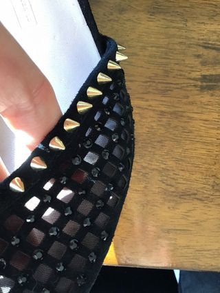 Zapatos tacón negros con tachuelas doradas