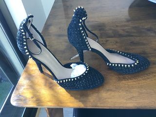 Zapatos tacón negros con tachuelas doradas