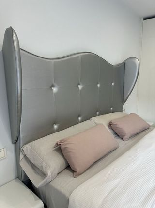 Cabecero de cama plateado con cristales