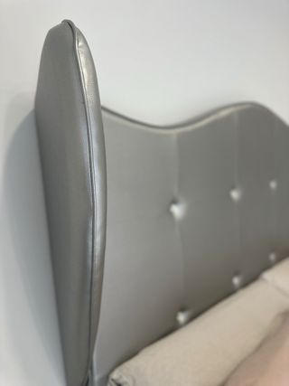 Cabecero de cama plateado con cristales