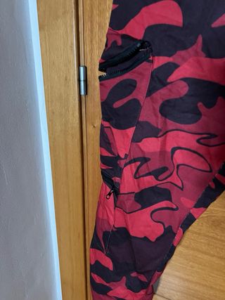Pantalones chandal camuflaje rojo y negro