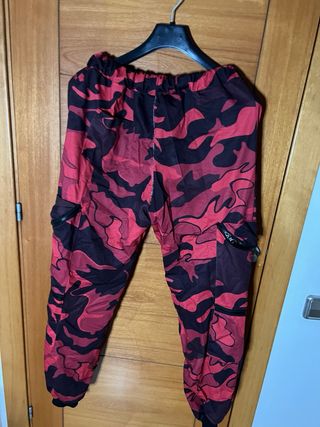 Pantalones chandal camuflaje rojo y negro